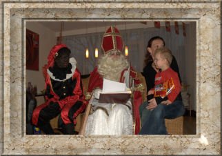 Ook voor kleine kinderen is een bezoek van Sinterklaas een succes